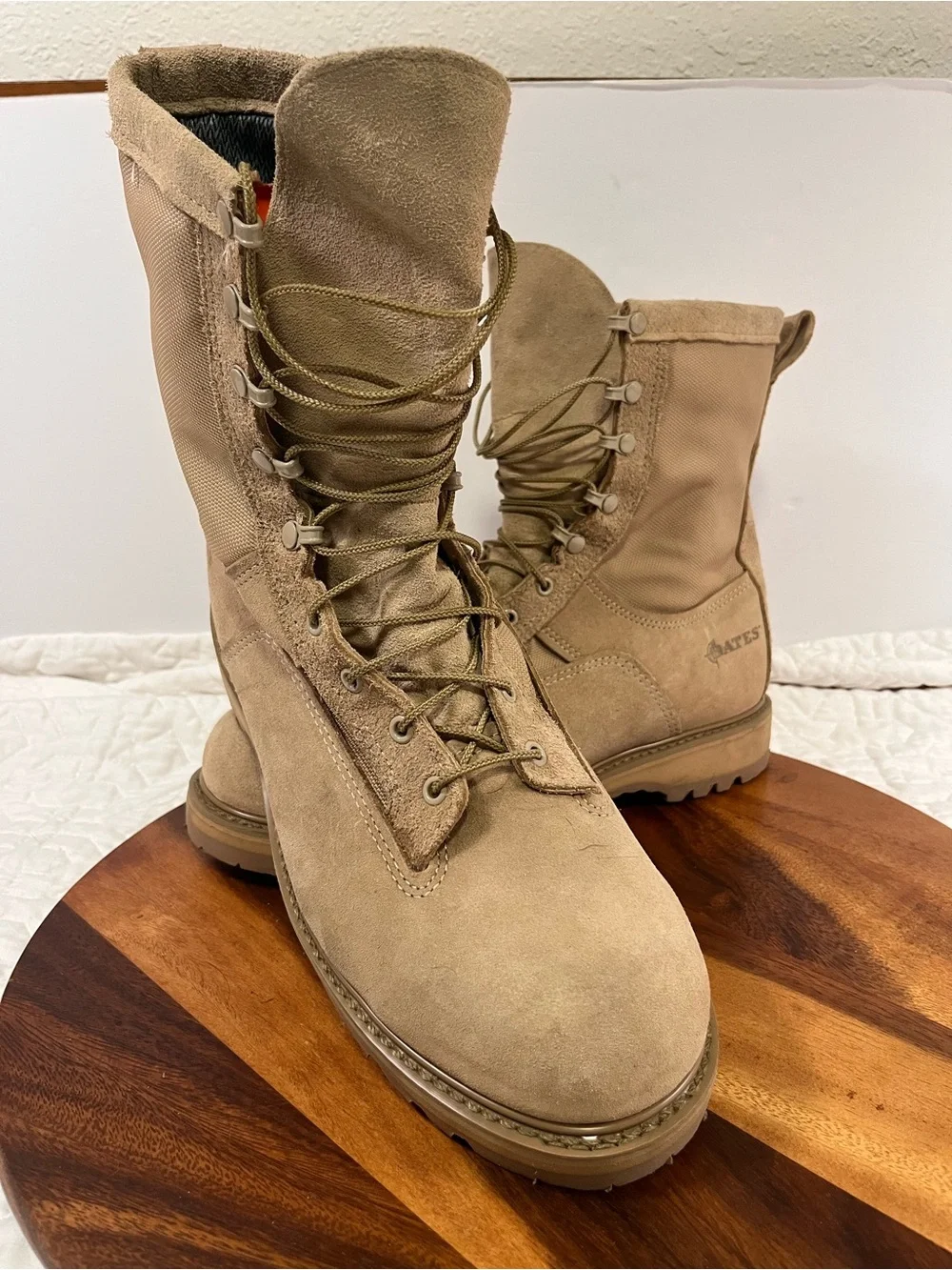 Bates Men’s Tactical Desert Tan Suede Boots 12w clean EUC Vibram sole